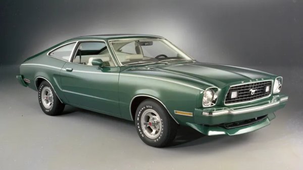 Наследникът на оригиналният Mustang с V8 нямаше нищо общо. Ford базира второто поколение на платформата на Pinto и му сложи четирицилиндров двигател с мощност 88 конски сили.

Mustang II се появи през 1974, по-малък, по-лек и значително по-малко заплашителен. Ford си имаше своите причини: петролното ембарго на ОПЕК току-що беше ударило, горивото беше кът, купувачите искаха икономия. Първоначалните продажби били доста силни, но след кризата се сгромолясали.
